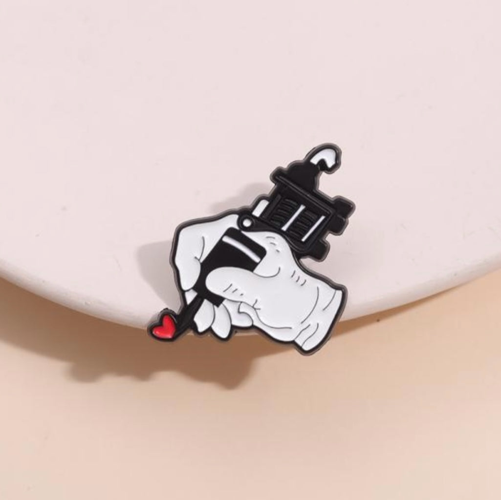 Pin Mano Tatuador